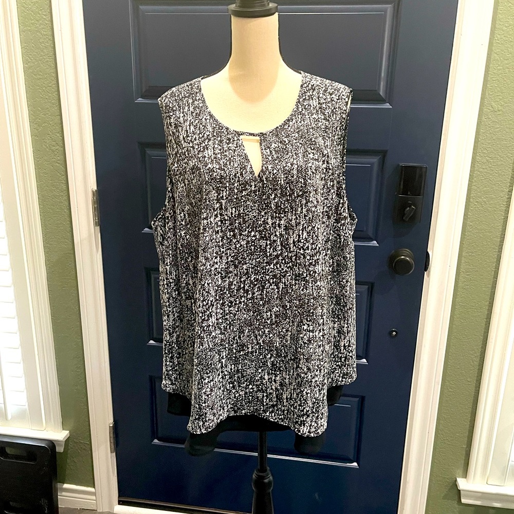 3X sleeveless blouse- black and white